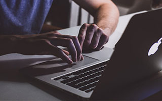 爱游戏官网-长传长射：场上那些令人震惊的远距离奇迹，长传集锦